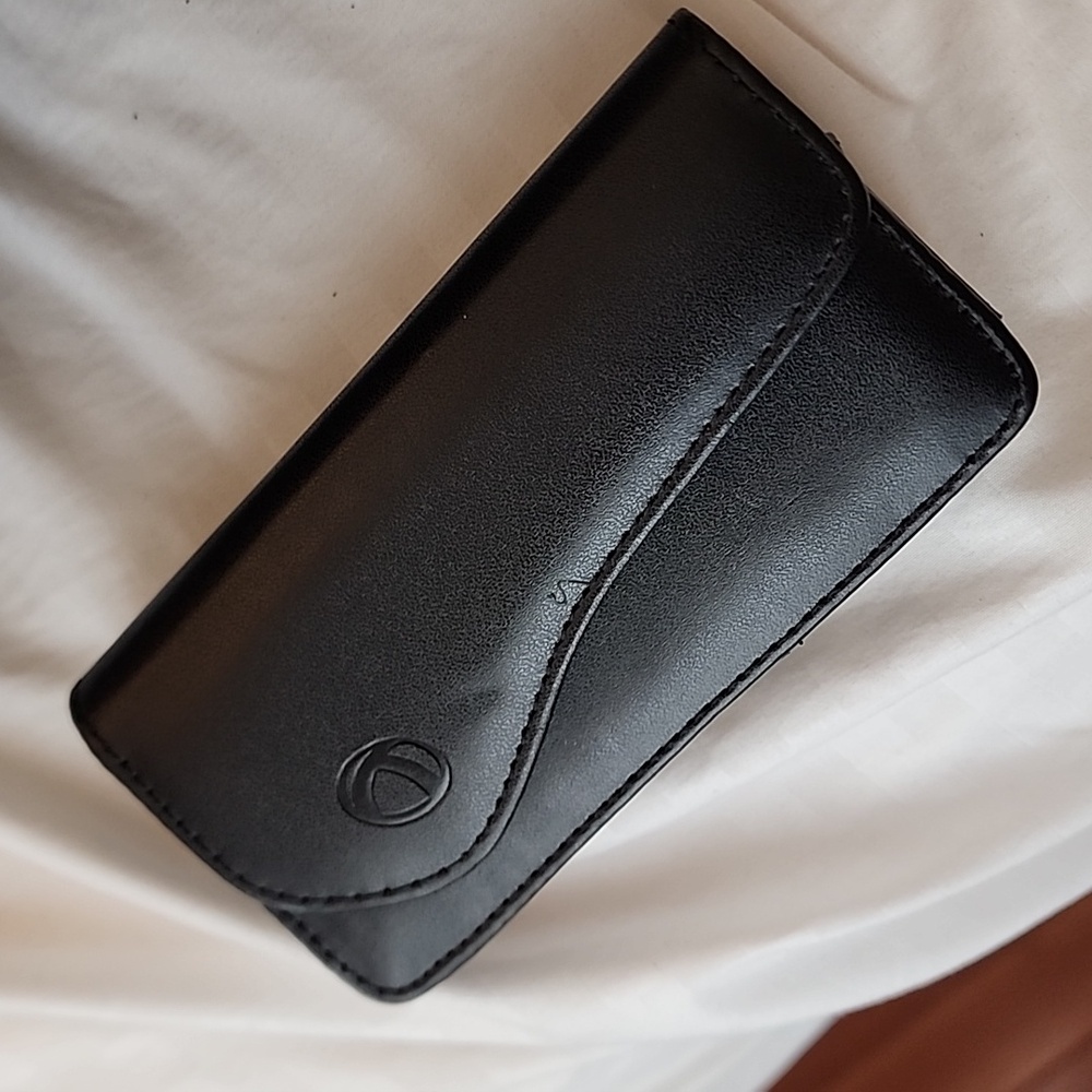 Handy clip-on case